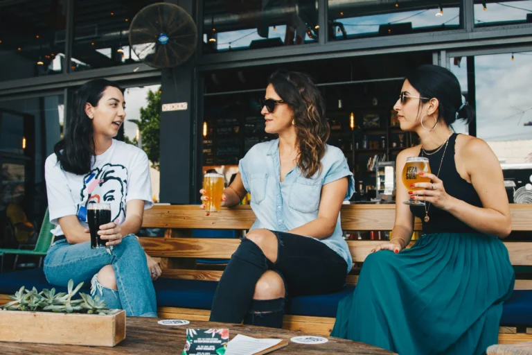 3 femmes qui boivent un verre en terrasse